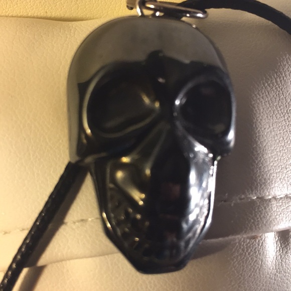 Hand-carved Hematite Black Skull pendant - Picture 3 of 14